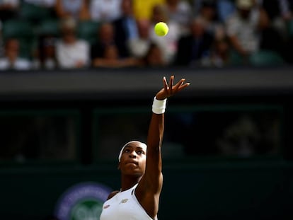 Cori Gauff sirve durante el partido del pasado viernes contra Hercog en la pista central de Wimbledon.