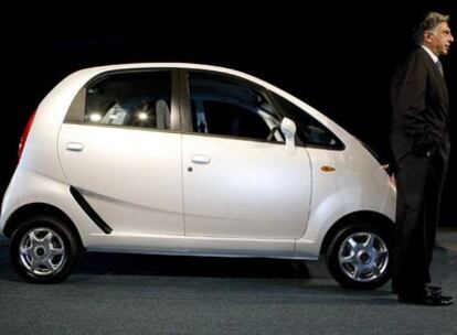 El Nano, el coche más barato del mundo, desvelado ayer en Nueva Delhi por Ratan N. Tata, presidente del grupo automovilístico indio.