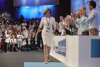 La secretaria general del PP, María Dolores de Cospedal, es aplaudida tras su intervención.