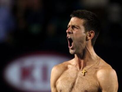 Djokovic celebra su triunfo del Abierto de Australia.