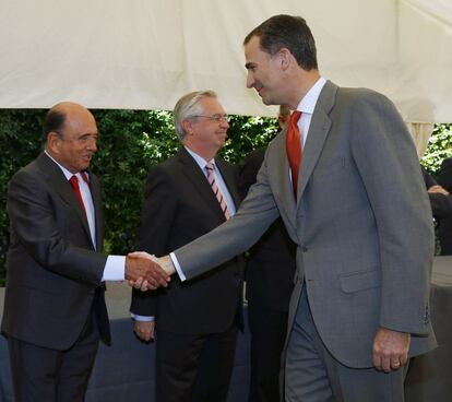 El rey Felipe VI saluda a Emilio Botín durante un acto del Instituto Elcano en Madrid el 18 de junio de 2014.