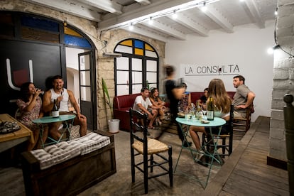 Clientes en el el bar de vinos La Consulta en Banyoles.