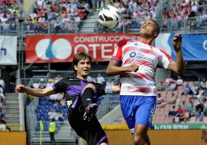 El Arabi, autor del gol del Granada, pelea el balón con Rubio.
