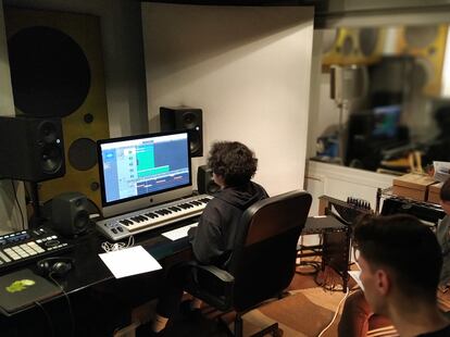 Dos jóvenes trabajan en el estudio de grabación de la asociación Garaje, ubicada en Vallecas.
