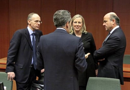 De izda a dcha, Luc Frieden, ministro de economía de Luxemburgo, Jutta Urpilainen de Finlandia y el español Luis de Guindos, al inicio de la reunión del Eurogrupo en Bruselas.