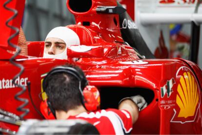 Alonso se prepara para los ensayos del Gran Premio de Malasia.