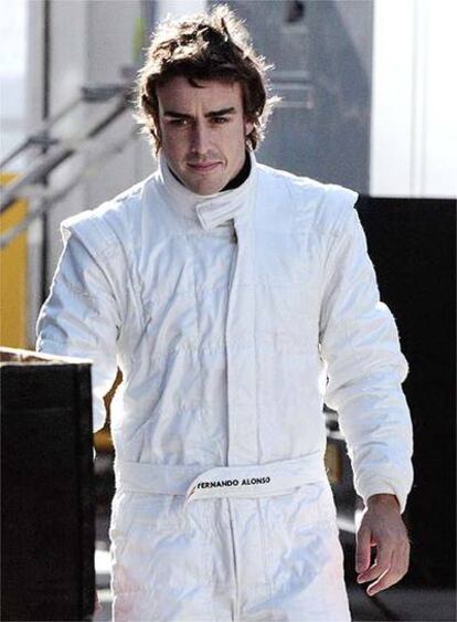 Fernando Alonso, estrenando el mono blanco de la escudería McLaren.