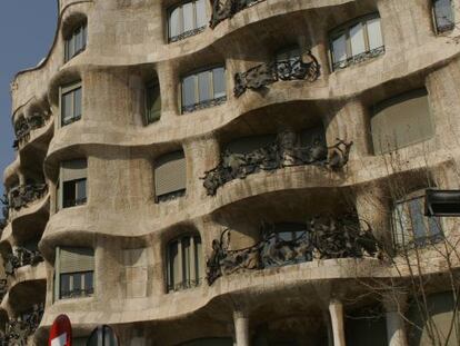 Un turista fotografía la Pedera, de Gaudí, en Barcelona. 