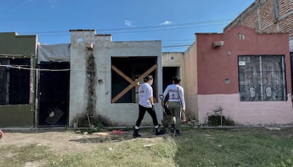 Ana camina hacia el interior de una vivienda abandonada del fraccionamiento Valle de Los Olivos, en Ixtlahuacán de los Membrillos el 14 de octubre de 2025