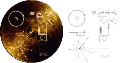 El disco de oro de las 'Voyager' (1977), posee toda la información básica para poder reproducirlo y las coordenadas galácticas para encontrar la Tierra.