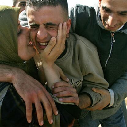 Un joven palestino recién liberado llora al ser recibido por sus familiares en la localidad de Tulkarem.