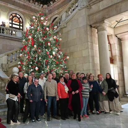 Alba Vergés, en el centro de la imagen, junto a miembros de entidades de salud mental que han adornado el árbol.