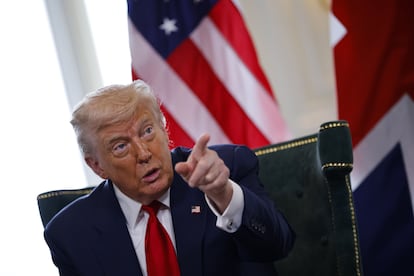 Gesto de Trump durante la reunión que ha mantenido con Starmer, este lunes en Turnberry (Reino Unido).
