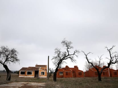 Varias de las viviendas de lo que debería haber sido un complejo de lujo en Villamayor de Calatrava (Ciudad Real).