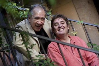 Joan Margarit y Luis García Montero (a la derecha) en el jardín del Ateneo Barcelonés, antes de la lectura de poemas.