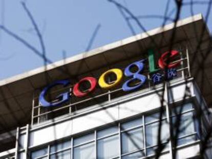 La demanda se debe a que Google pide autorización para vender estas aplicaciones gratuitamente o a bajo precio y que, una vez descargadas, dejan que los menores de edad gasten más dinero sin control de sus padres. EFE/Archivo