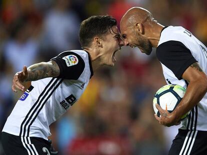 Santi Mina y Simone Zaza celebran un gol del Valencia en la pasada jornada.