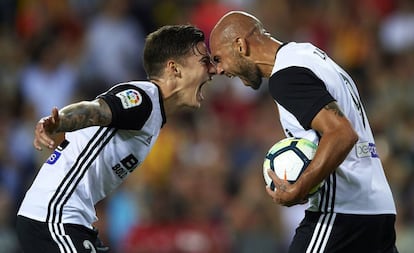 Santi Mina y Simone Zaza celebran un gol del Valencia en la pasada jornada.