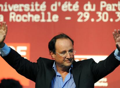 Hollande saluda después de pronunciar su discurso en La Rochelle.