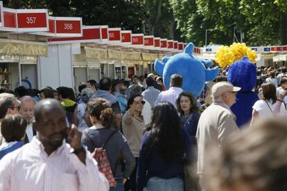 El p&uacute;blico toma la Feria del Libro en Madrid en su &uacute;ltimo d&iacute;a.