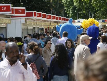 El p&uacute;blico toma la Feria del Libro en Madrid en su &uacute;ltimo d&iacute;a.