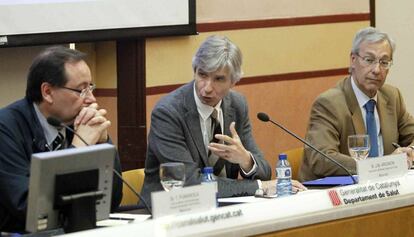 Catalan doctors and health officials offering information about the outbreak.