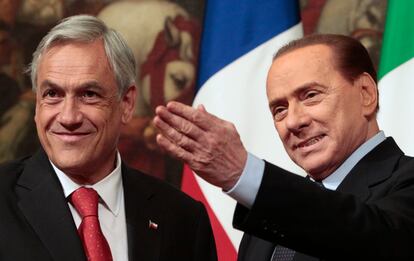 Silvio Berlusconi junto a Sebastián Piñera