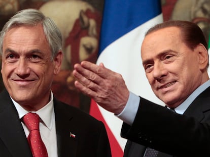 Silvio Berlusconi junto a Sebastián Piñera