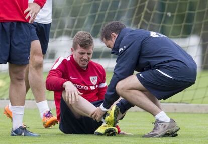 Susto de Muniain al resultar lesionado durante el entrenamiento en Lezama.