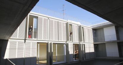 Edificio de alquiler con opción a compra en la plaza del General Vara del Rey (Madrid), vendido por la EMVS.