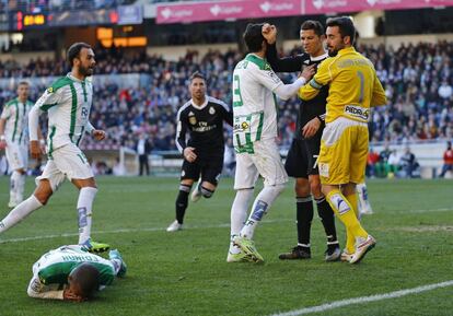 El delantero portugués del Real Madrid Cristiano Ronaldo (drcha.), después de patear a un jugador del Córdoba durante un partido de Liga en Primera División en el Estadio Nuevo Arcángel de Córdoba, el 24 de enero de 2015.