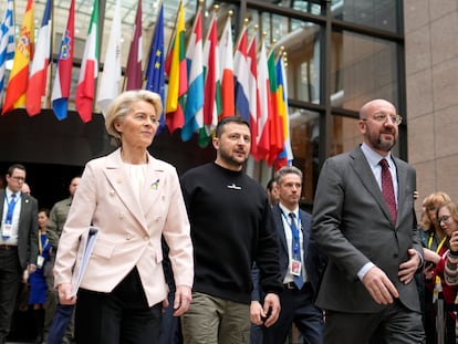 Desde la izquierda, los presidentes de la Comisión Europea, Ursula von der Leyen; Ucrania,  Volodímir Zelenski, y del Consejo Europeo, Charles Michel, en un encuentro en Bruselas, el pasado mes de febrero.
