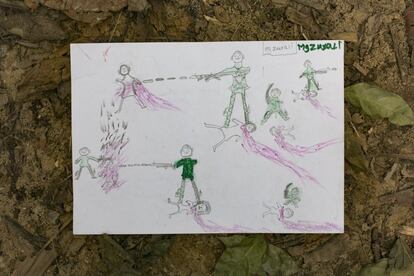 En este dibujo de Manzur Ali se muestra la experiencia vivida unos días antes de su huida en un mercado: los militares de Myanmar pisando la garganta de sus familiares y vecinos e incluso matándoles utilizando fuego.