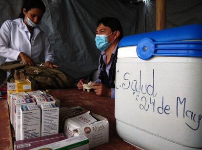 El doctor Carlos Tello Ponce pasa una improvisada consulta bajo una carpa en el refugio infomal de La Callada, en Manta (Manabí).