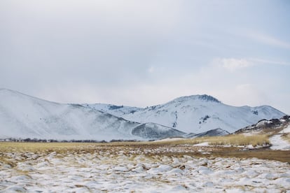 <p>Otra de las rutas más interesantes que uno puede hacer en bicicleta es la del Transiberiano, desde Irkutsk hasta Novosibirsk. Un total de dos mil kilómetros que el mismo autor denomina una "aventura insensata".</p> <p><strong>Entre sus principales advertencias: los mosquitos, los osos y los vehículos que circulan por la carretera P255</strong>. Sus puntos fuertes: paisajes en los que se pueden disfrutar de los ríos Angara y Yeniséi, y del macizo Altái.</p>