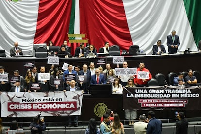 Diputados protestan durante la sesión ordinaria de la Cámara de Diputados, el 10 de abril.