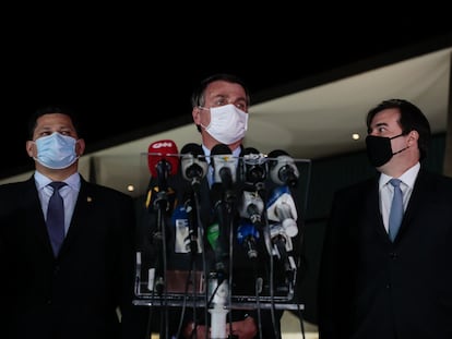 O presidente Jair Bolsonaro entre Davi Alcolumbre e Rodrigo Maia.