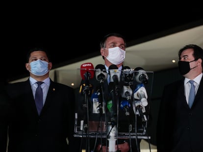 Jair Bolsonaro ao lado do presidente do Senado, Davi Alcolumbre (esquerda), e do presidente da Câmara, Rodrigo Maia (direita).