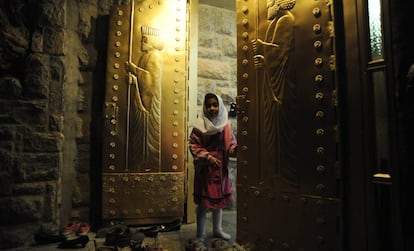 Una niña a las puertas del santuario de Chak Chak, en el actual Irán, lugar de peregrinación para los zoroástricos.