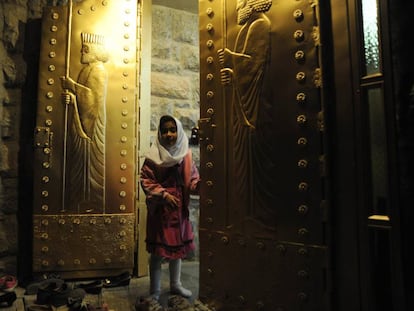 Una niña a las puertas del santuario de Chak Chak, en el actual Irán, lugar de peregrinación para los zoroástricos.