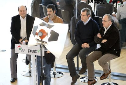 Los dirigentes del PNV Andoni Ortuzar, Eneko Goia, Markel Olano y Joseba Egibar en un acto electoral en San Sebastián.