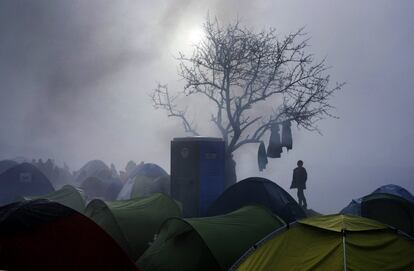 Un joven camina entre las tiendas de un campamento improvisado en la frontera griego-macedonia, cerca de la aldea griega de Idomeni, el 8 de marzo de 2016.