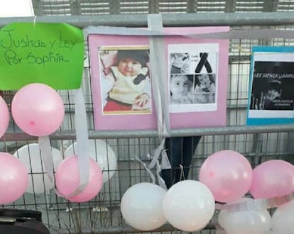 Carteles en homenaje a la niña Sophia, asesinada en Chile.