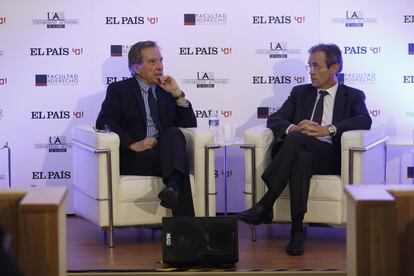 El periodista, Iñaki Gabilondo (izquierda), y el presidente de Caixabank, Jordi Gual, en un momento del diálogo 'La empresa en su dimensión social', el 18 de octubre.
