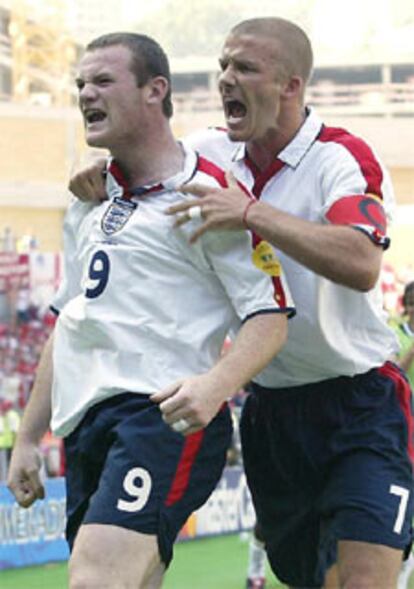 Beckham y Rooney celebran el segundo gol de Inglaterra ante Suiza.