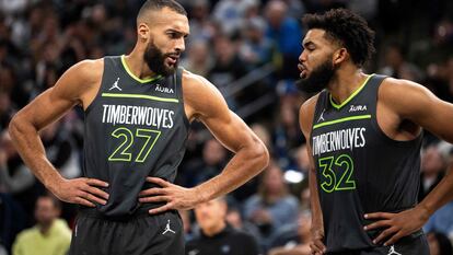 Los jugadores de Minnesota Timberwolves, Karl-Anthony Towns y Rudy Gobert conversan en el centro de la cancha en un partido frente a San Antonio disputado el pasado 6 de diciembre.