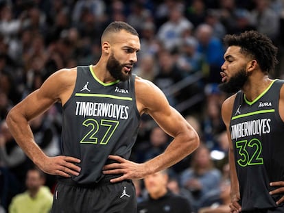 Los jugadores de Minnesota Timberwolves, Karl-Anthony Towns y Rudy Gobert conversan en el centro de la cancha en un partido frente a San Antonio disputado el pasado 6 de diciembre.