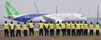 El avi&oacute;n antes del vuelo de este viernes.