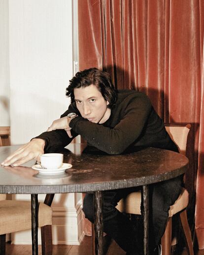 Adam Driver, ante una cámara, lo que sabemos que le gusta, y sin hablar, lo que sabemos que le encanta.