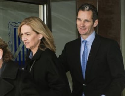 Cristina de Borbón and Iñaki Urdangarin exit the courtroom.